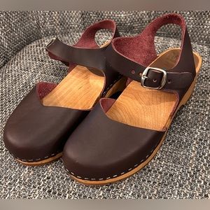 Plum/dark purple MIA clogs. Like new condition!